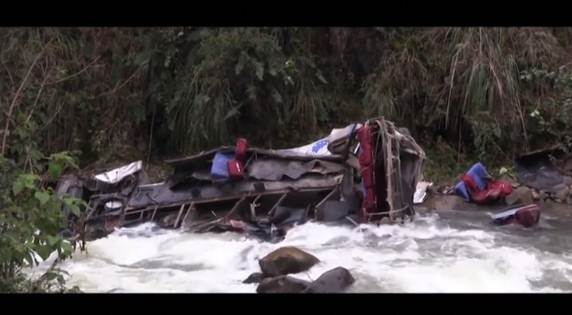 Aumenta a 25 los muertos por caída de autobús a un abismo en norte de Perú (VIDEO)