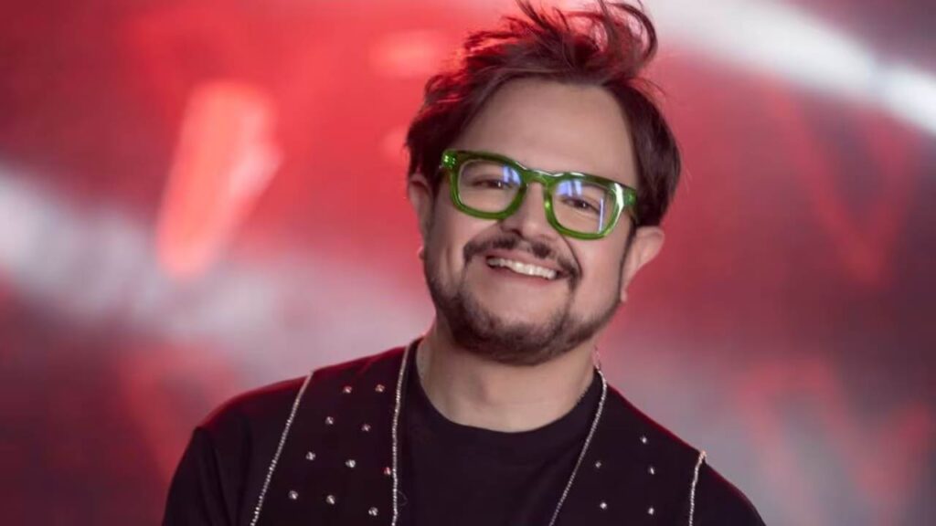 Aleks Syntek arroja disco de Karol G a un inodoro (VIDEO)