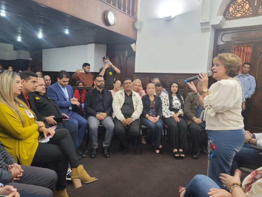 Clezulia entregó el Manual de Normas y Procedimientos a sus diferentes direcciones