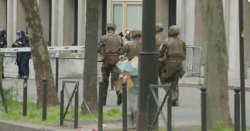 FRANCIA: Un hombre amenaza en inmolarse dentro del Consulado iraní en París