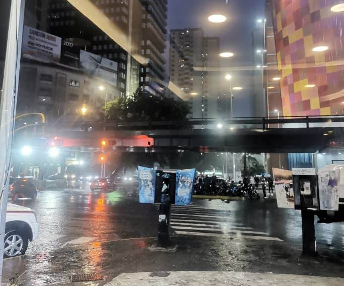 Fuertes lluvias colapsó las calles de Caracas este 20Abr (FOTOS+VIDEO ...