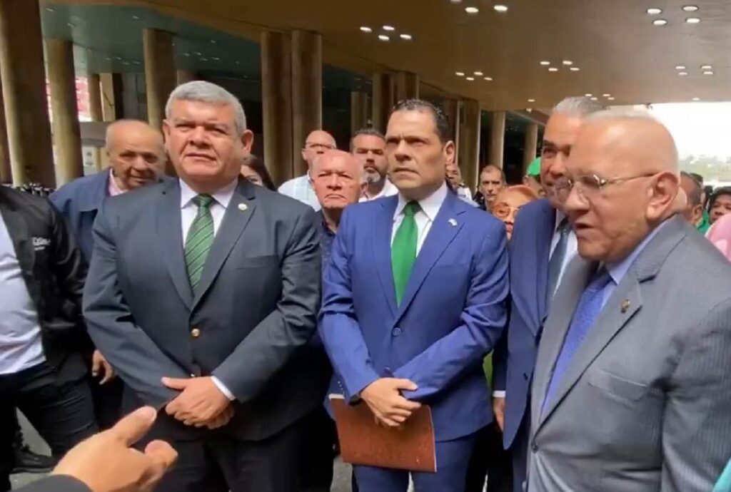 Juan Carlos Alvarado declina su candidatura a favor de Luis Eduardo Martínez (VIDEO)