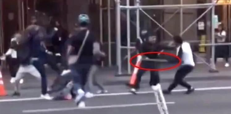 Con bates, cinturones y hasta conos de tráfico: la salvaje pelea entre venezolanos en Nueva York (VIDEO)