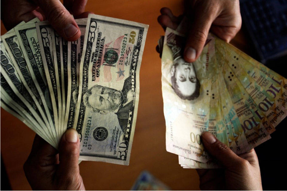 Economista: Gobierno venezolano está en la «posibilidad real» de elevar el salario mínimo y colocarlo en US$ 100 al mes