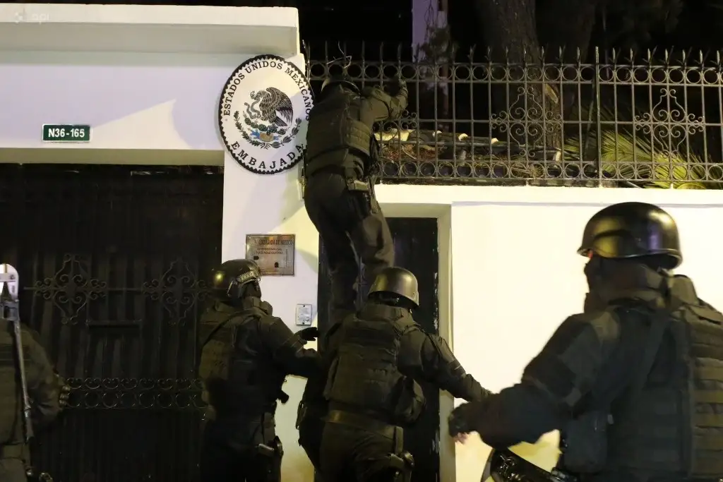 Policías de Ecuador irrumpen en la embajada de México en Quito (VIDEO)
