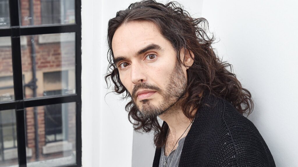 Comediante y actor Russell Brand se bautiza en la fe y cita Gálatas: “Dejar el pasado atrás y renacer en Cristo”