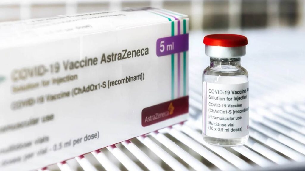 AstraZeneca admite que su vacuna contra el Covid puede provocar efectos secundarios como trombosis