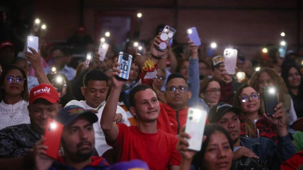 Diosdado Cabello: Quien tiene un teléfono debe utilizarlo para comunicar las verdades de la Revolución