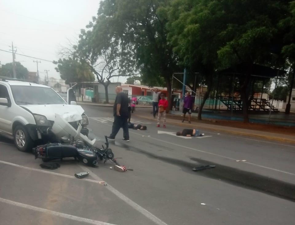 Choque en la Av. Cecilio Acosta deja dos heridos graves (Fotos)