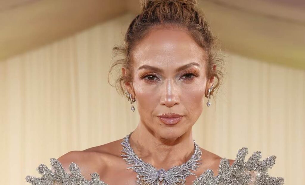 ¡Desnuda! Jennifer López lo mostró todo con un vestido transparente en la Met Gala (FOTOS)