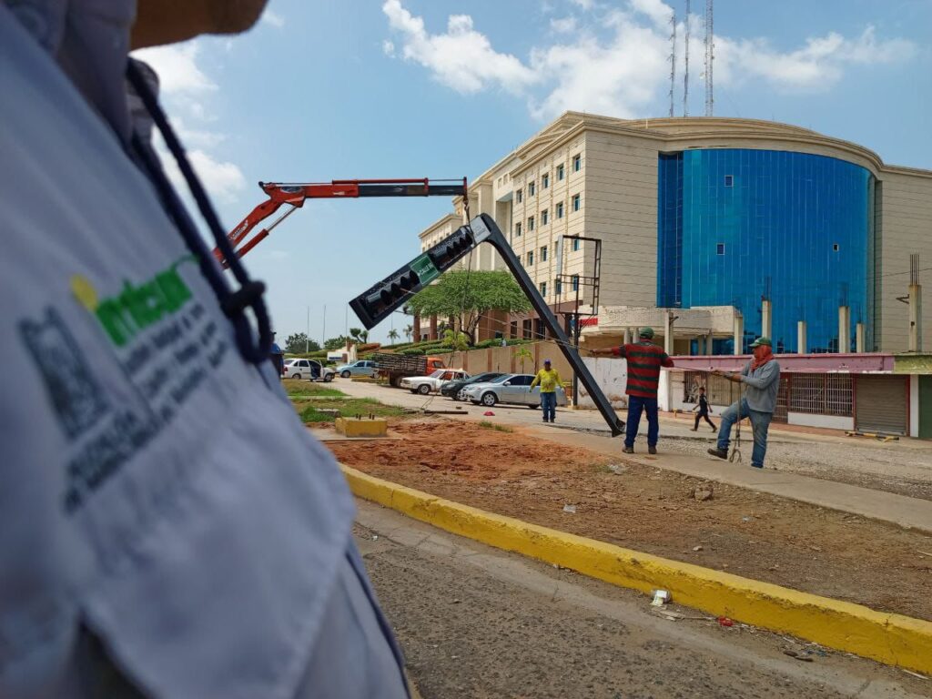 Reinstalados dos semáforos en la Circunvalación 2 de Maracaibo afectados por las lluvias