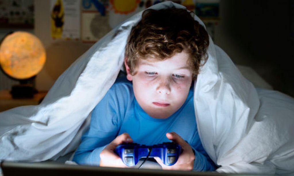 Niños inmersos en videojuegos ponen en riesgo su salud visual