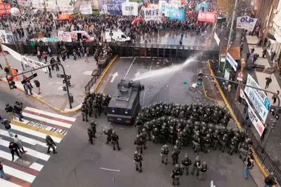 Argentina| Máxima tensión en el Congreso: los manifestantes tiran bombas molotov y la policía busca desalojarlos (Video)