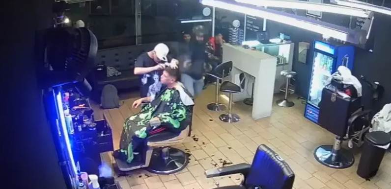 Matan a un hombre frente a su pequeño hijo en una barbería (VIDEO SENSIBLE)
