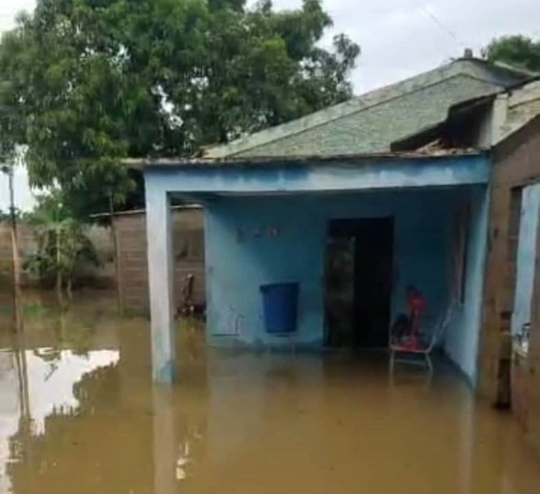 Torrencial aguacero inundó casas en la zona norte de Cabimas (FOTOS)
