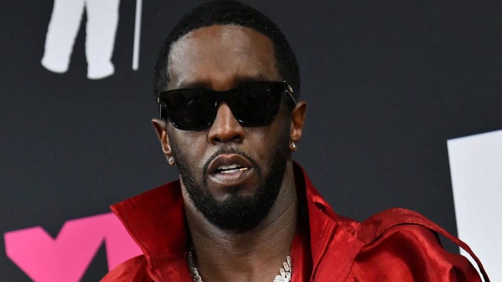 Retiran título universitario al rapero P. Diddy por el video de la agresión a su exnovia