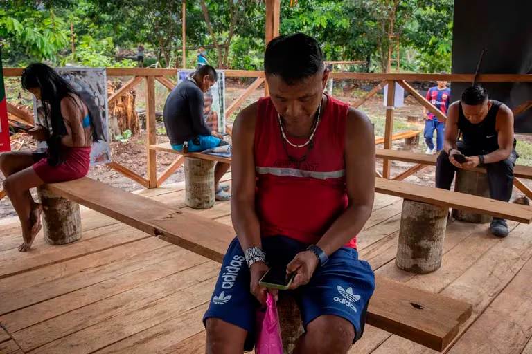 Así cambió la red de internet Starlink de Elon Musk la vida de un aislado pueblo del Amazonas