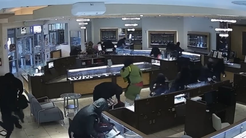Robo impactante: Un grupo de ladrones saquearon una joyeria, rompieron las vitrinas a martillazos (video)