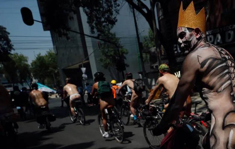 Personas desnudas en México protestan para promover el uso de bicicletas