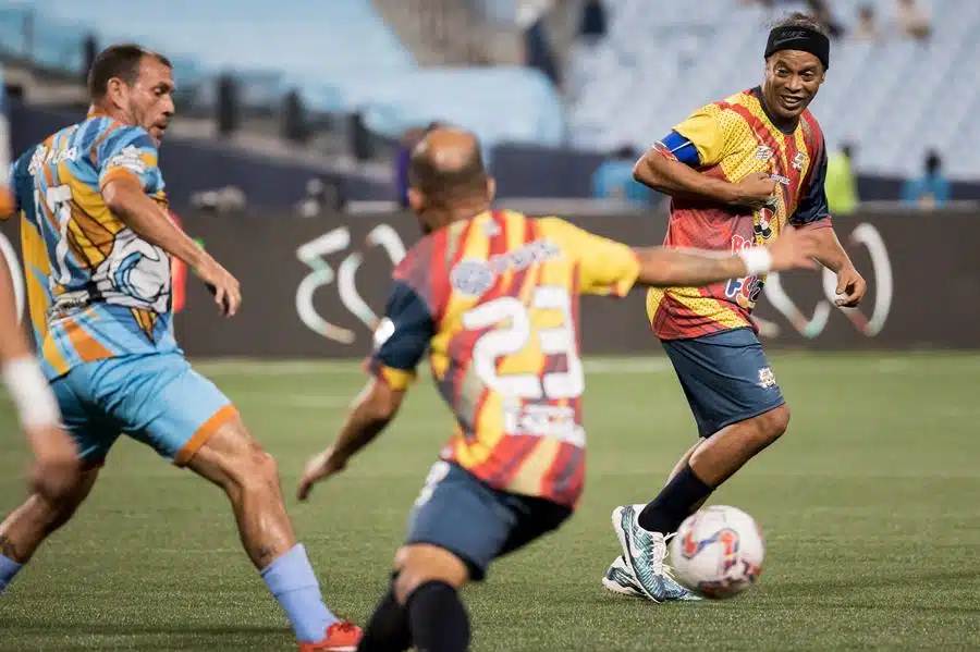 Ronaldinho le gana el pulso a Juan Arango y debuta con triunfo en la Liga Monumental de Venezuela (VIDEO+FOTOS)