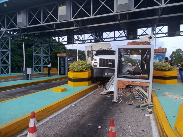 Gandola se estrella contra el Peaje de El Venado, Municipio Baralt (Video)