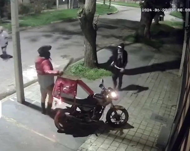 Viral| Un repartidor de comida utilizó un machete para defenderse de intento de robo