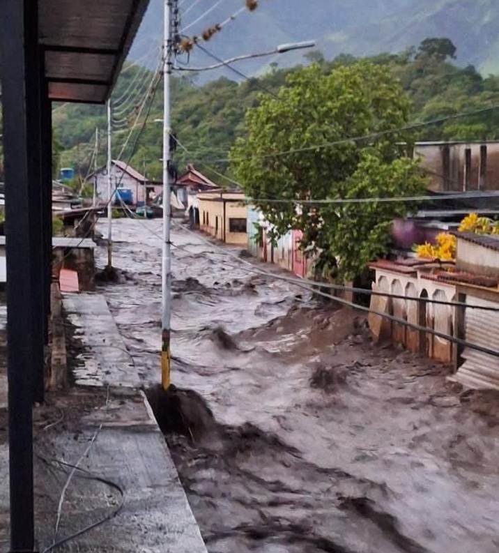 Fuertes lluvias desbordaron el río Manzanares en el estado Sucre (VIDEOS)