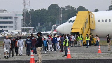 EE.UU deportó a 92.000 migrantes tras orden que endureció el asilo
