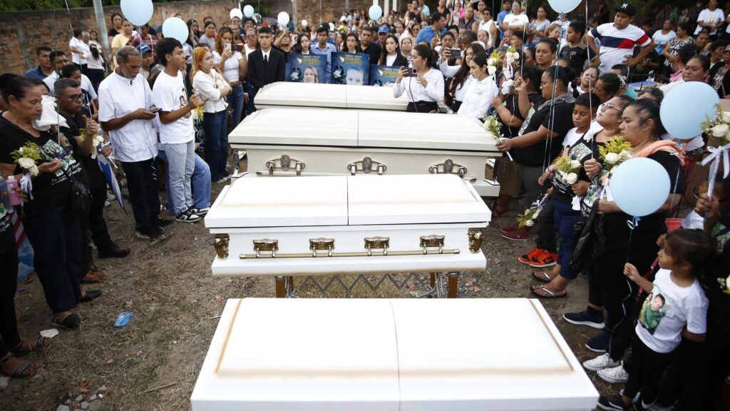 Sepultan a cuatro miembros de una misma familia salvadoreña asesinados en EE.UU.