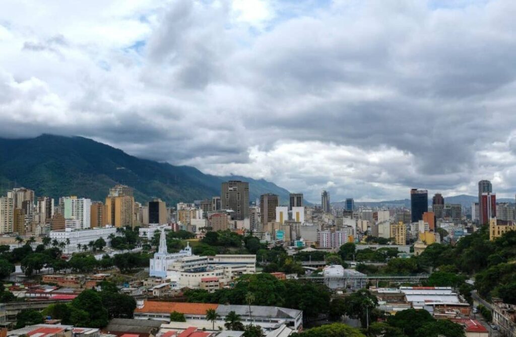 Oficialismo y Oposición marchan en Caracas este 17 de agosto (RECORRIDOS)
