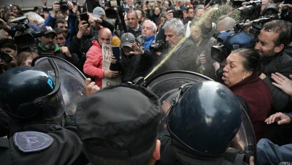 La policía argentina reprimió protesta de jubilados contra Milei en Buenos Aires