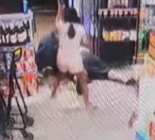 VIRAL: Intentó robar una tienda y recibió el castigo de una niña de 8 años (VIDEO)