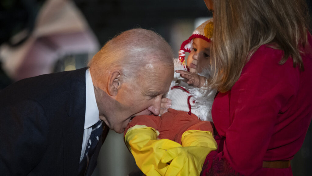 El «incómodo» gesto de Biden que se viralizó en las redes durante evento de Halloween Biden Halloween