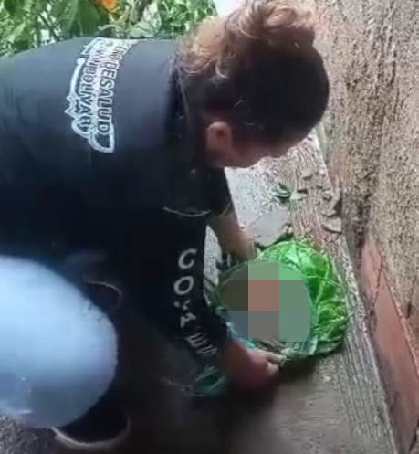 Adolescente dejó a su bebé recién nacido dentro de una bolsa en la platabanda del vecino en Petare (VIDEO SENSIBLE)