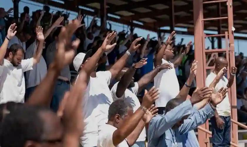Miles de reclusos se entregan a Jesús en prisión estadounidense