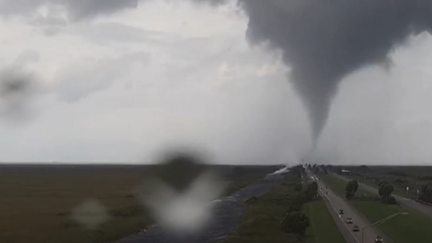 Momento de Terror: El Huracán Milton y las impactantes imágenes de un tornado en plena autopista