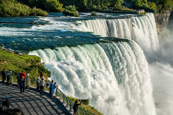 Una madre y sus dos hijos murieron al saltar desde las cataratas del Niágara cataratas del Niágara