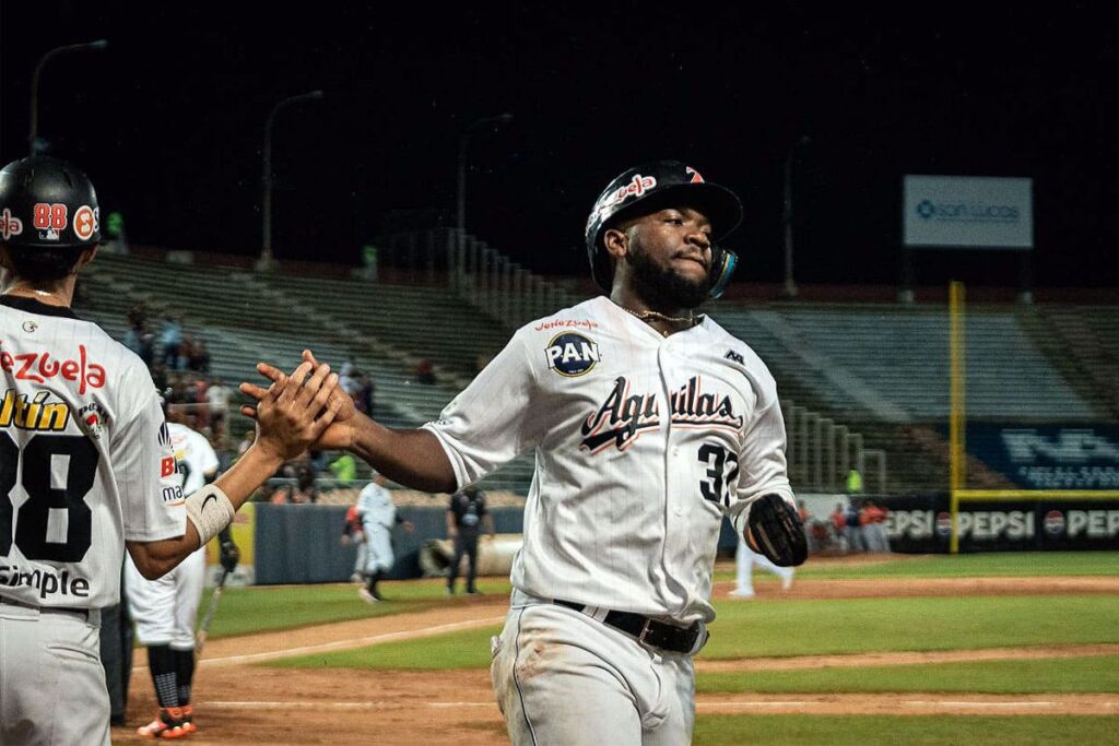 Águilas sigue volando alto | Destroza a palo limpio el maltrecho pitcheo de Caribes | Resultados | Posiciones | Calendario