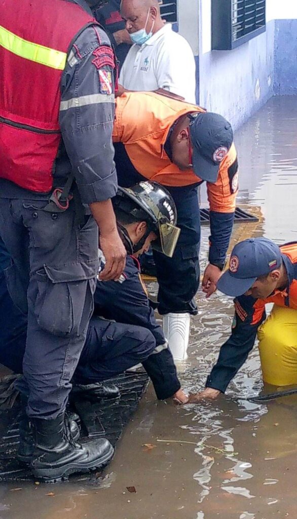 Fuertes lluvias ocasionan emergencia en el hospital Pérez de León | Colapsaron los desagües (DETALLES) Emergencia