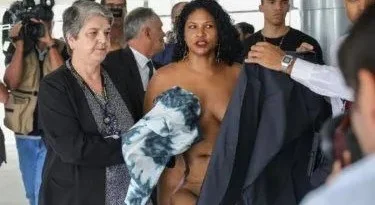 Mujer entró desnuda a la sede del Ejecutivo en Brasil y exigió hablar con Lula mujer