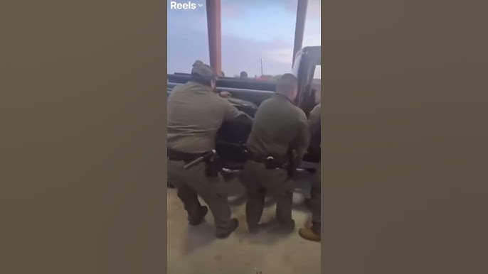 Descubren a migrantes escondidos en chasis de pick-up antes de entrar a EE.UU (Video)