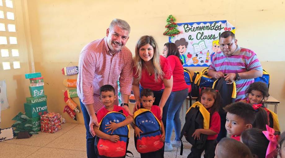 Alcalde Luis Caldera realiza exitosa entrega de 6.000 morrales escolares | Fotos morrales