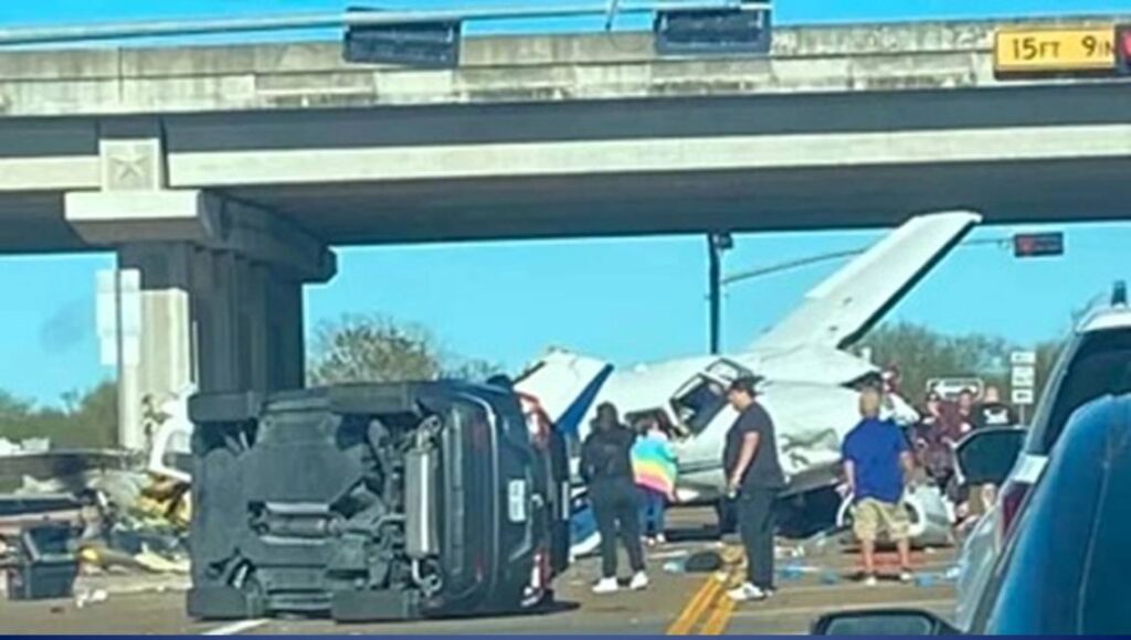IMPRESIONANTE | Avioneta se desploma sobre una autopista en Texas acabando con tres vehículos | Mira el impactante momento | Video