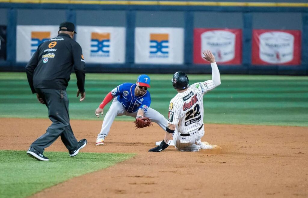 LVBP | Leones y Tiburones se enfrentan en Juego extra por pase al Round Robin Leones Tiburones