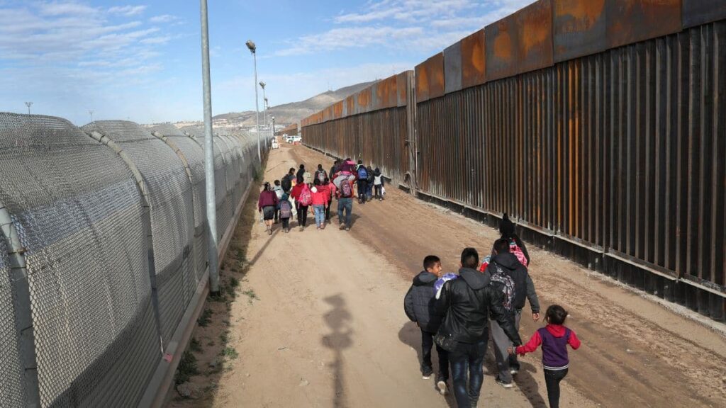¡EMERGENCIA NACIONAL! Ejército estadounidense despliega alrededor de un millar de tropas adicionales en la frontera con México Frontera México