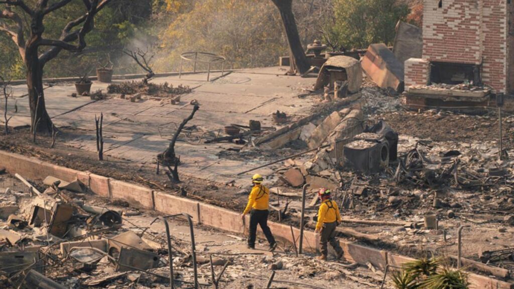 Los Ángeles enfrenta peligro de intensificarse de nuevo los incendios por fuertes vientos Los Ángeles incendios