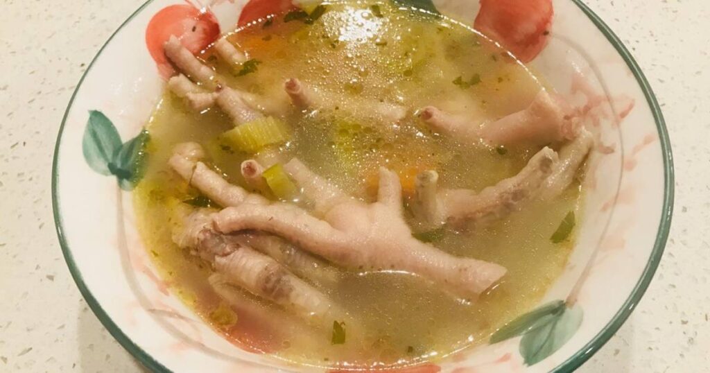 Aproveche los beneficios de la sopa de patas de pollo