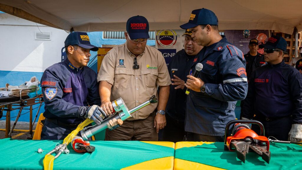 Bomberos y Protección Civil de Maracaibo reciben dotación de motos y equipos de atención por parte de la Alcaldía Bomberos