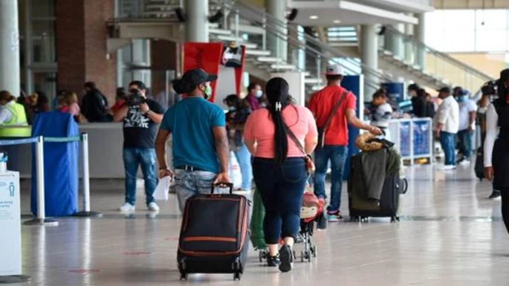 Por las deportaciones y expulsiones | Lo que debe saber un turista antes de viajar a EE.UU. deportaciones EE.UU.