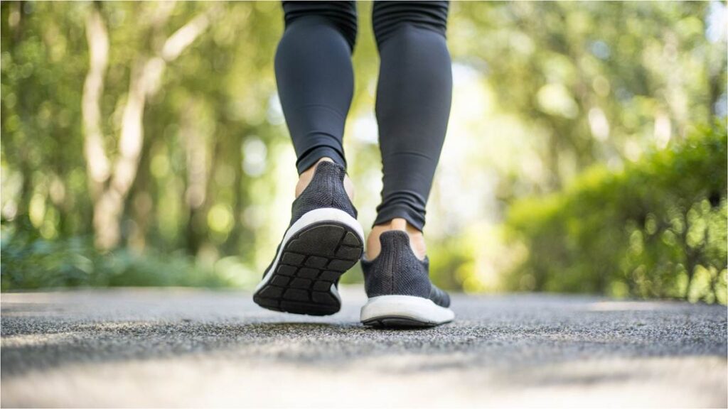 Entérate de los beneficios de caminar hacia atrás según los científicos caminar